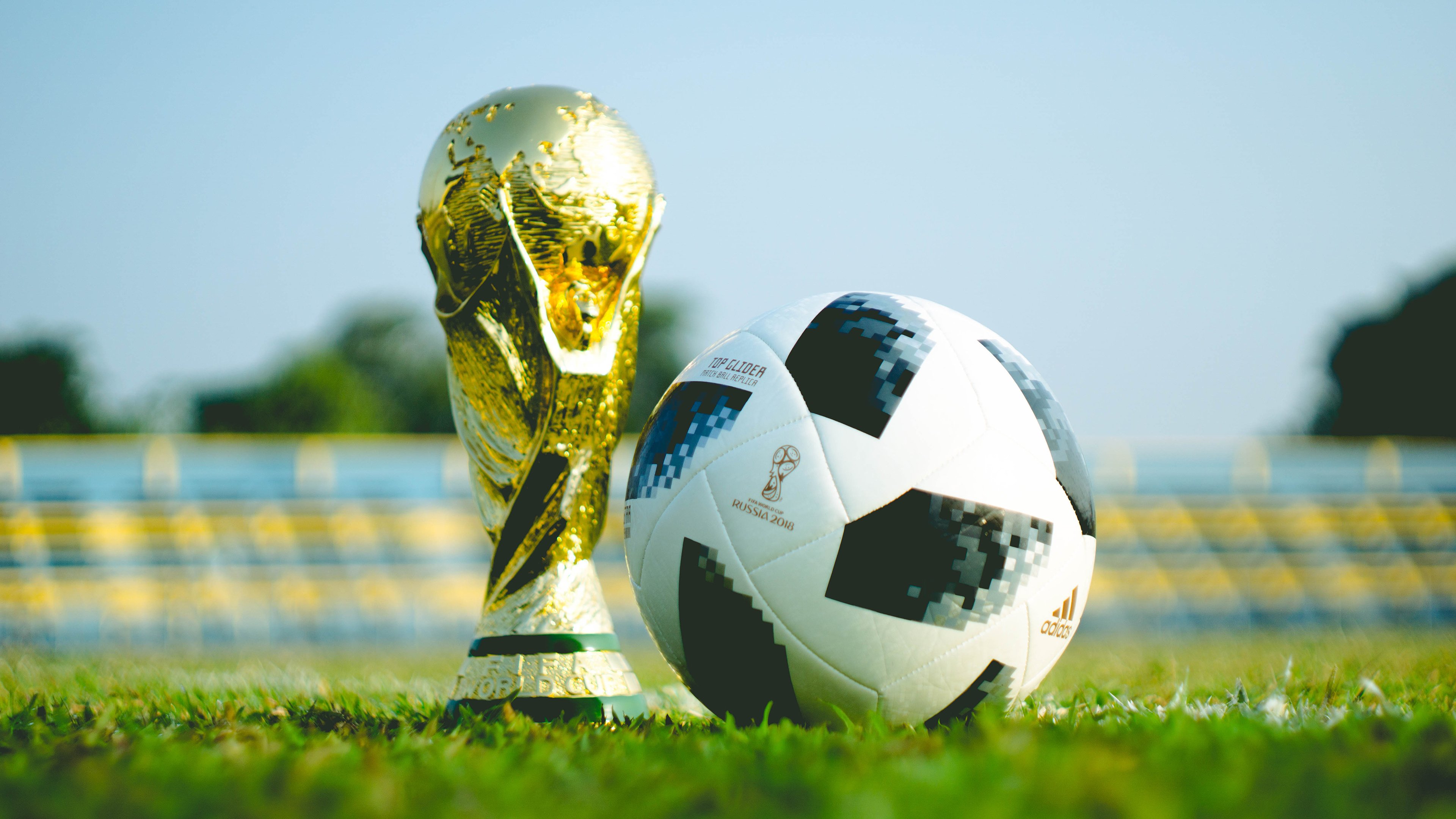 开云体育下载-血色帽子戏法与筛子防线，足球世界的攻防辩证法，血色帽子戏法与筛子防线，足球攻防的极致博弈